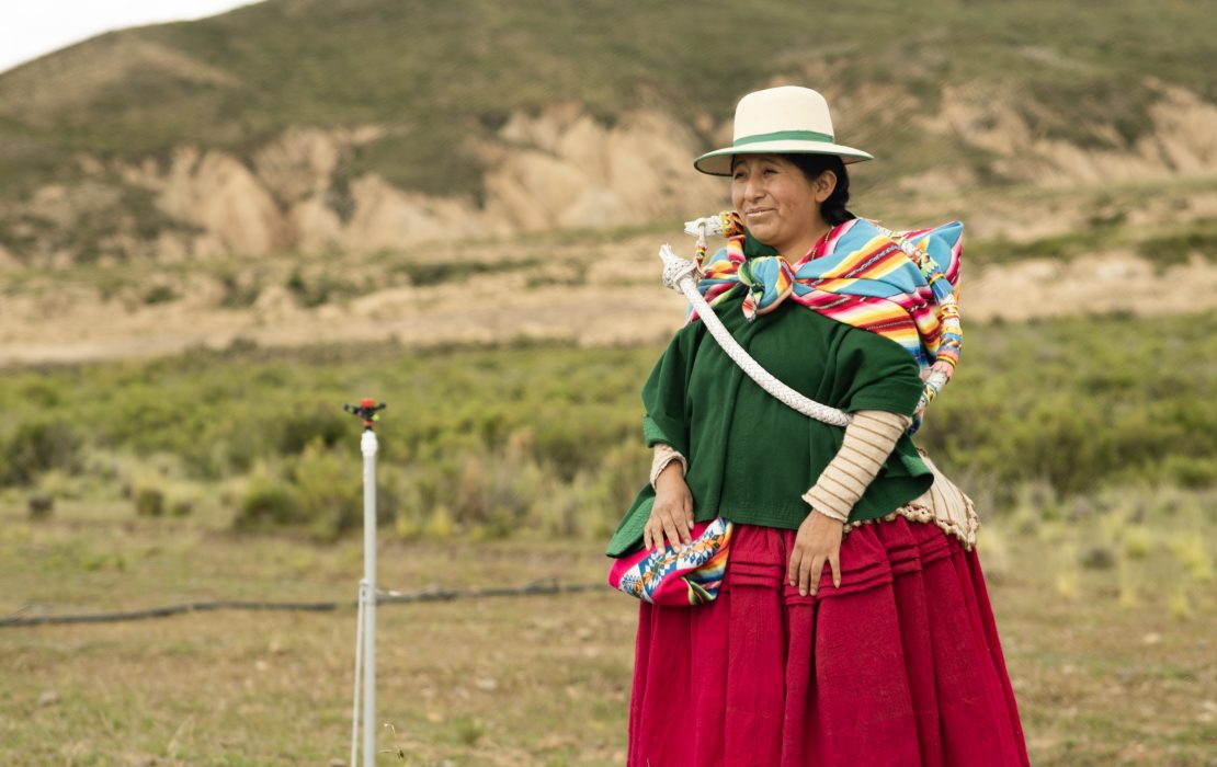 Foto: Practical Action Bolivia mujer junto a un sistema de irrigación en Santiago de Callapa, Bolivia