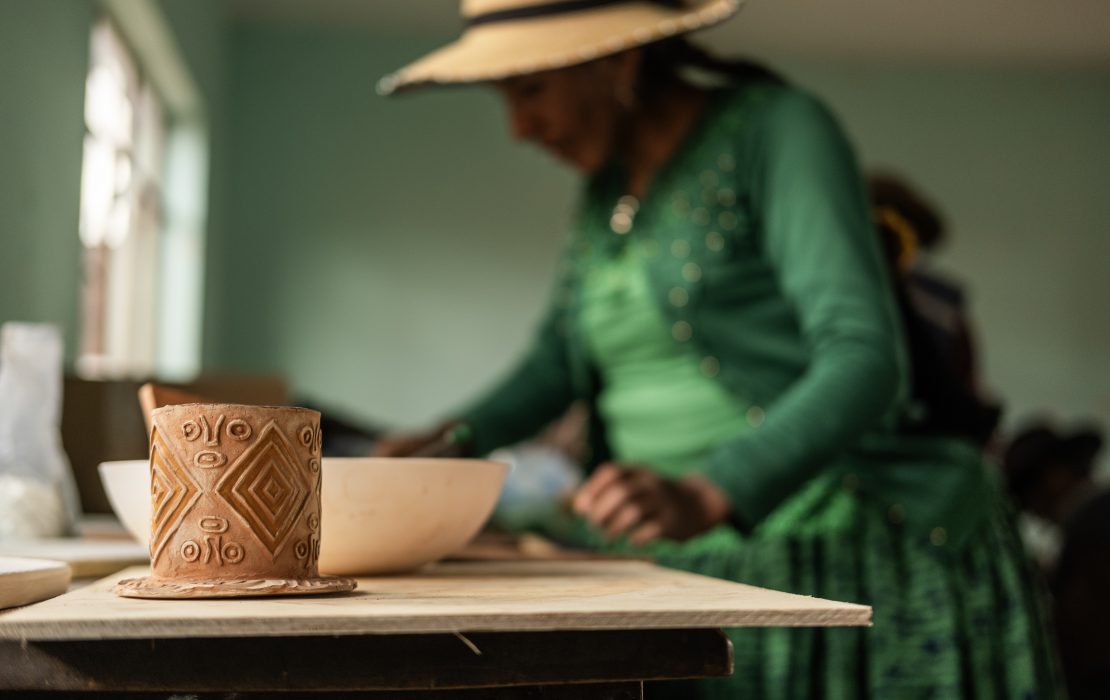Una asociación dirigida principalmente por mujeres, adoptaron tecnologías eléctricas para fabricar sus productos cerámicos, textiles y otros artículos. Foto: Practical Action Bolivia Producción de artesanías