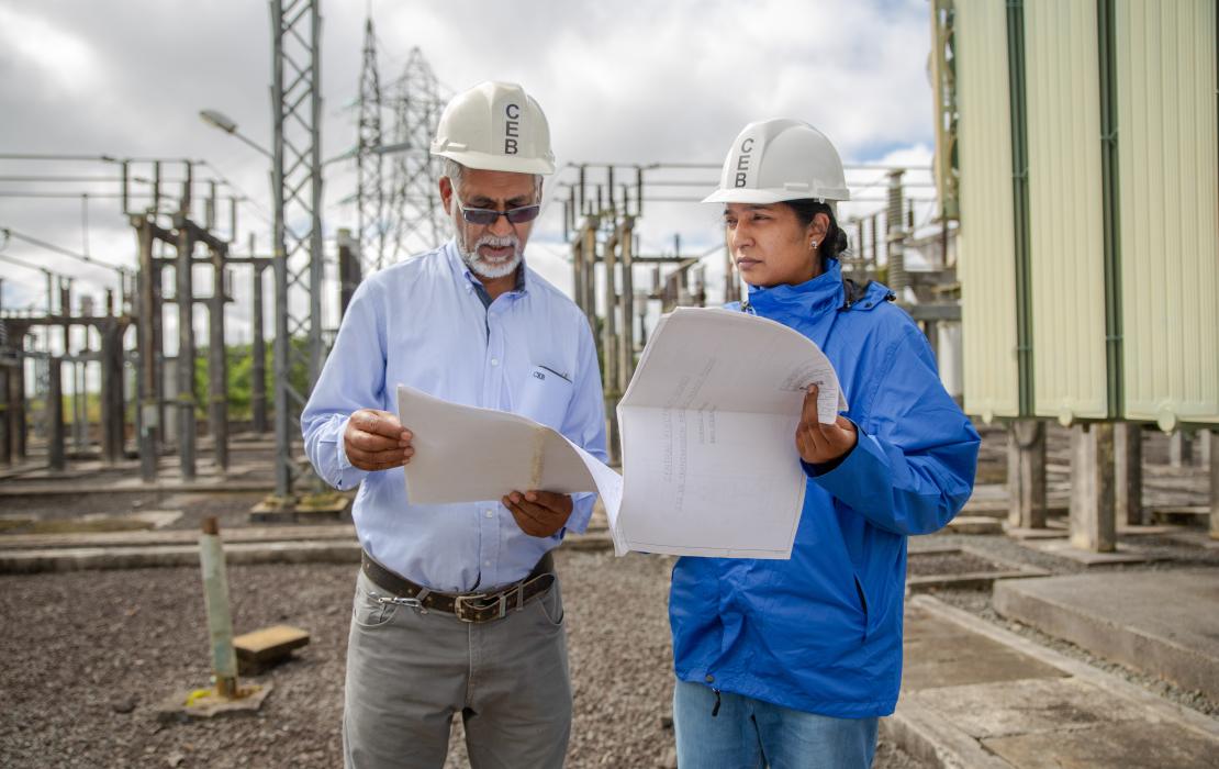 Ingenieros en una central energética en con sistema de almacenamiento de energía en batería
