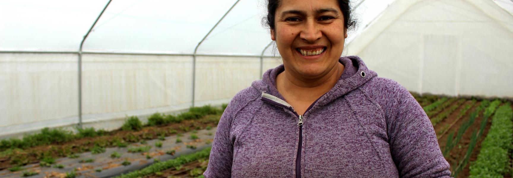 Une femme dans une pépinière au Chili