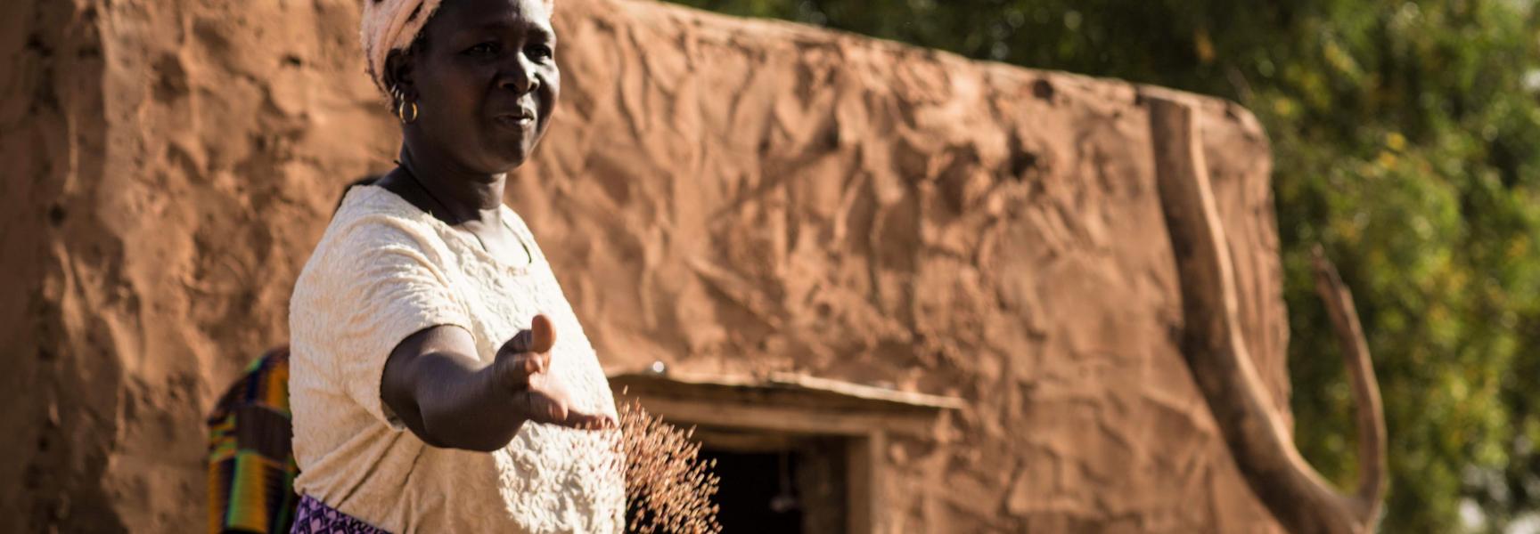 Une femme qui nourrit des poulets au Burkina Faso